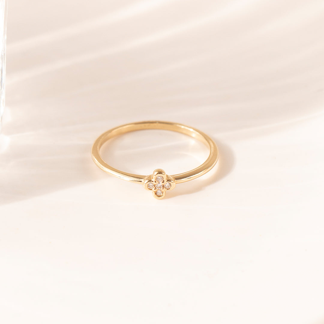 AURELIE GI Symbolic clover diamond ring crafted in 14K gold, ideal for everyday wear or special moments